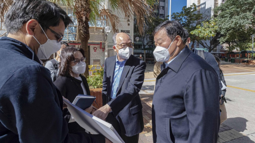 梁萬年視察順天圍封現場。政府新聞處
