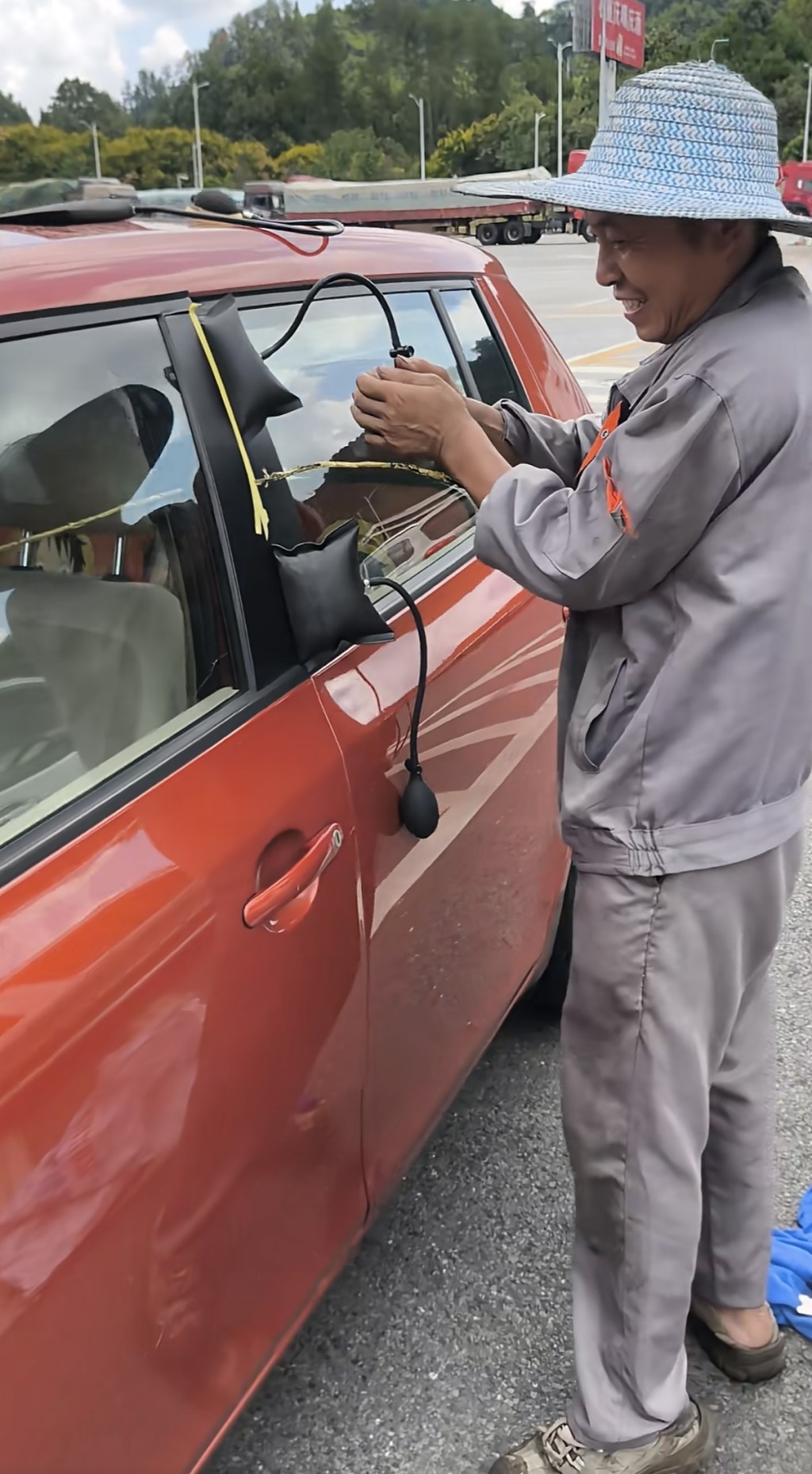 哥基犬誤觸鎖車鍵，將車主一行人困在車外。抖音@Nemo