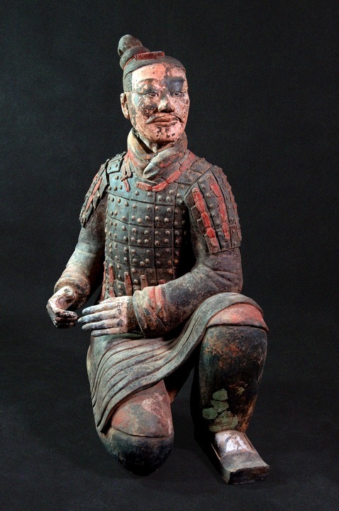 秦始皇兵馬俑出土時是彩色的。