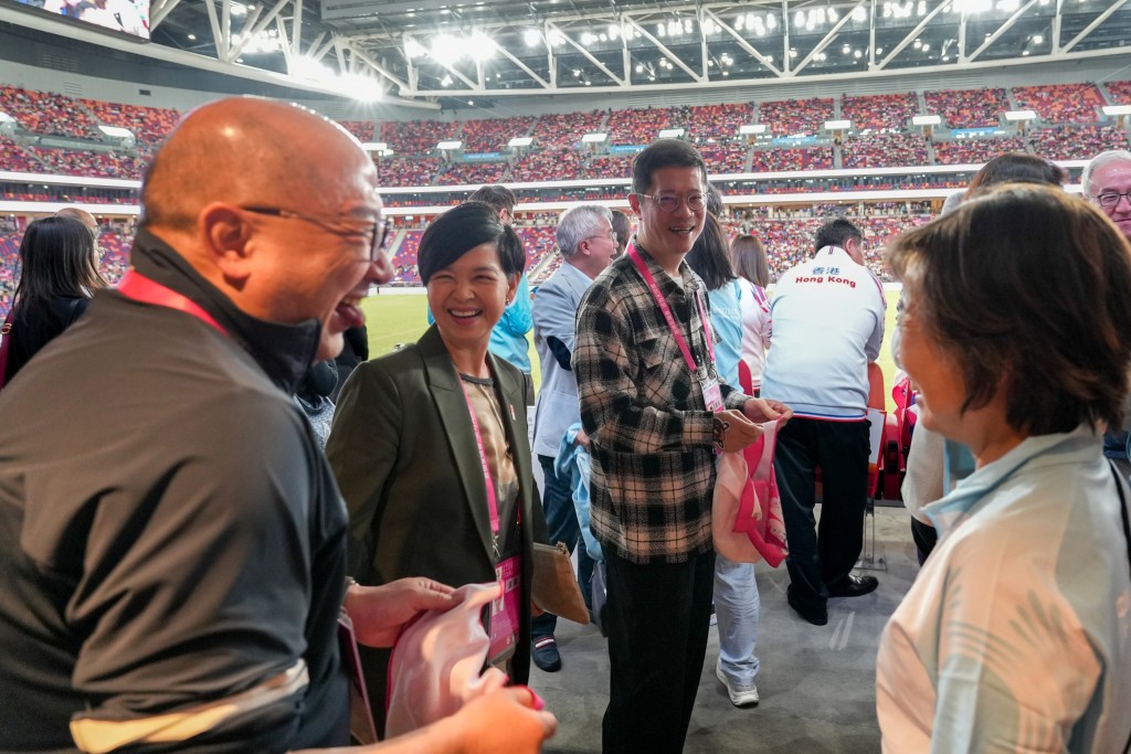 何永賢到啟德體育園觀賽，與同僚一起見證全運會七人制橄欖球項目男子組冠亞軍賽。何永賢fb