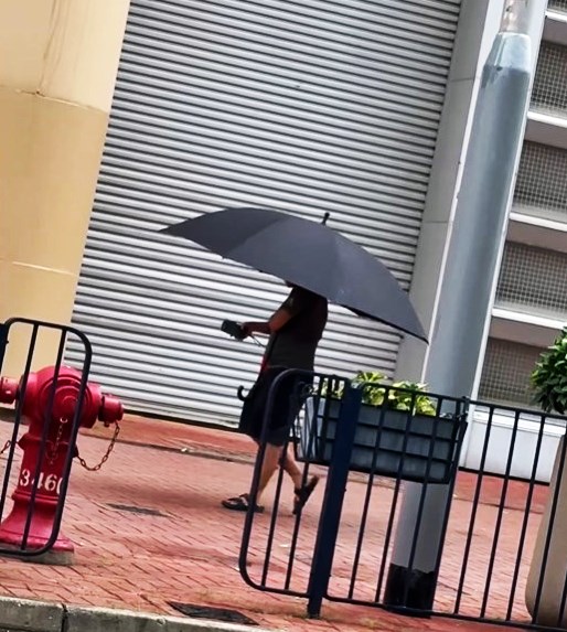 黃埔一名短褲男未雨綢繆,日前已出動 巨型「7人遮」來遮風擋雨,引起網民 關注。有人讚好並羡慕傘主,有人卻擔 心遮大招風,大風一颳便成個人升天。 Threads截圖 黃埔一名短褲男未雨綢繆,日前已出動 巨型「7人遮」來遮風擋雨,引起網民 關注。有人讚好並羡慕傘主,有人卻擔 心遮大招風,大風一颳便成個人升天。 Threads截圖
