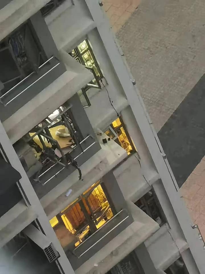 单位窗花变形，玻璃碎裂。fb「洪福邨 Hung Fuk Estate」图片