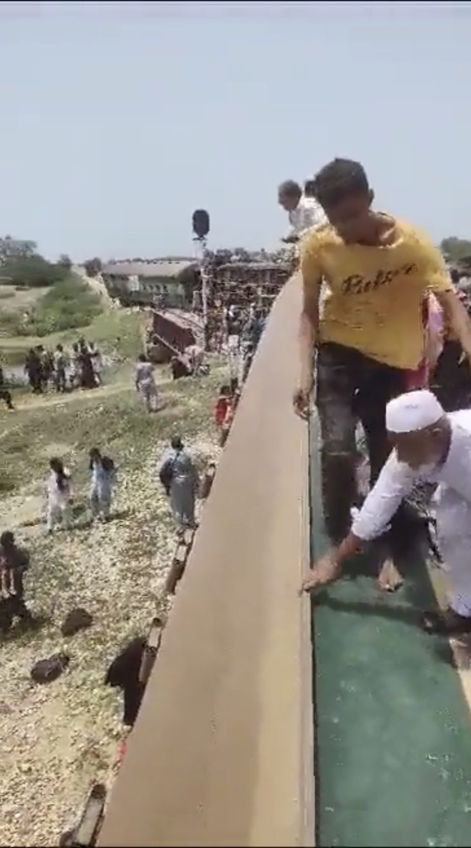 民众爬上列车车厢协助救人。 Twitter