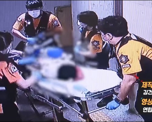 南韓一名男童疑因用壞遊戲機後,被繼母關進行李箱7小時後,延至昨日不治。網上影片截圖
