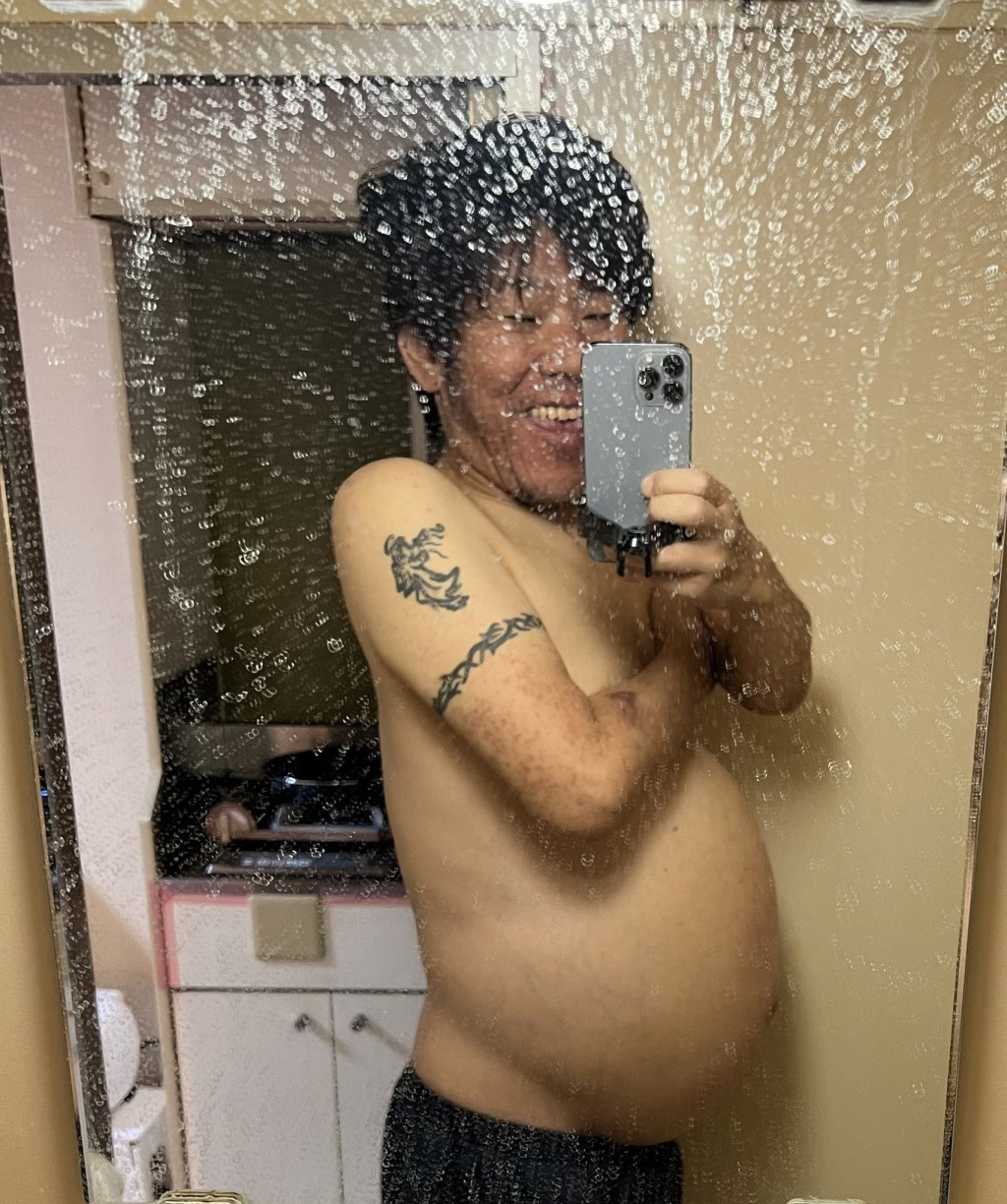 日本網紅Kimbae的腹部脹如孕婦。