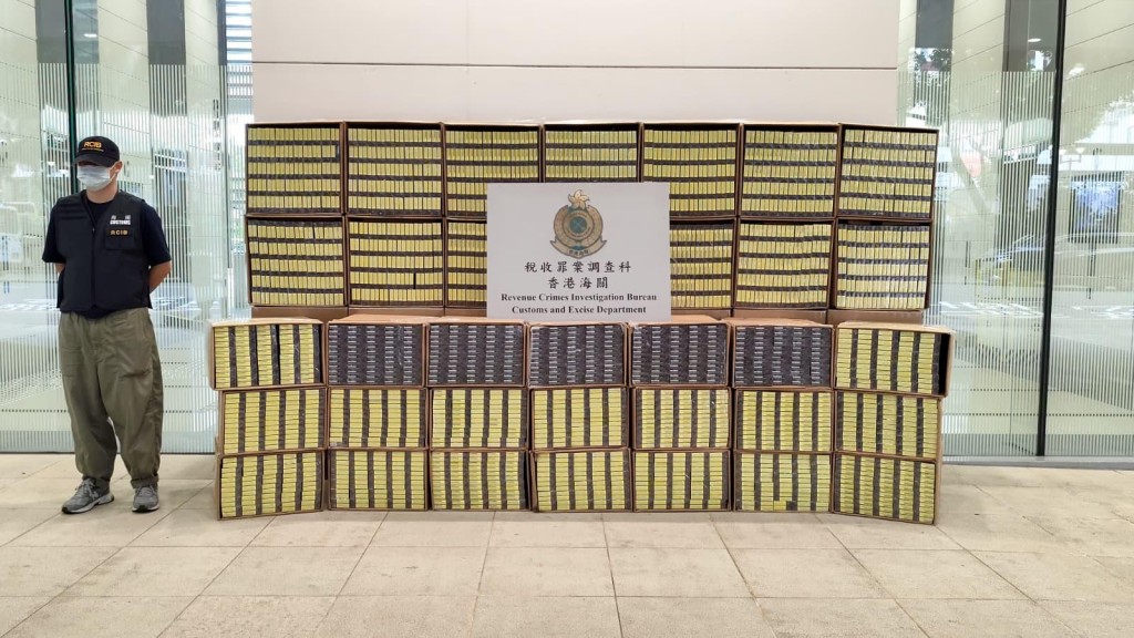海關檢獲總值逾690萬元的私煙。 海關檢獲總值逾690萬元的私煙。