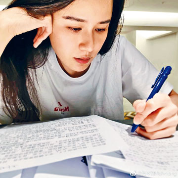 ■黃翠如投入睇劇本背對白。