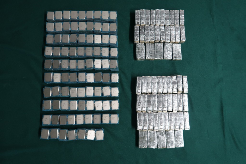 海關在第一輛私家車中檢獲的懷疑走私中央處理器及固態硬碟。海關圖片