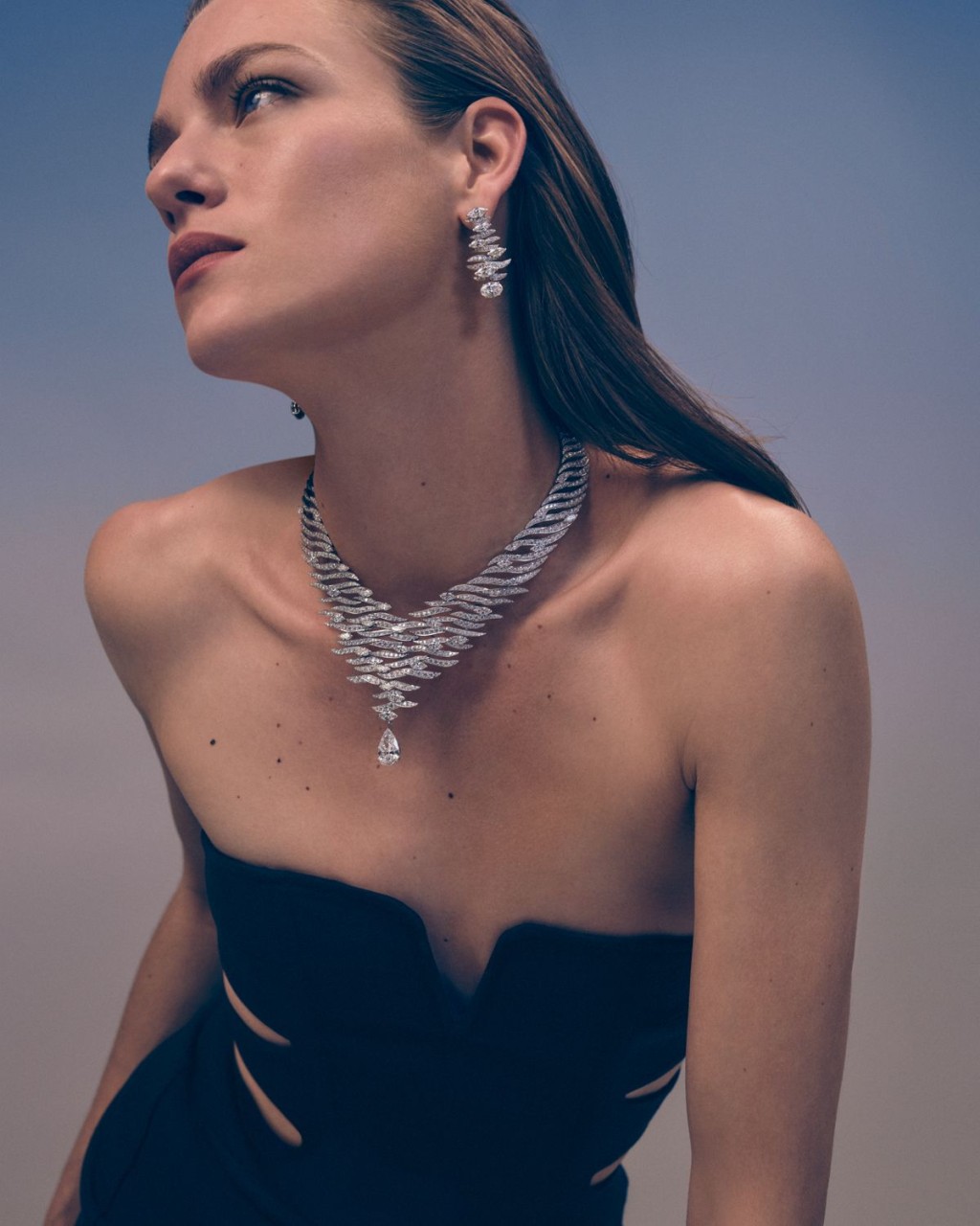 À Fleur d’Eau可轉變式白金項鏈，鑲嵌單顆梨形鑽石（7.18卡）、五顆欖尖形切 割鑽石（共重2.71卡），另配以欖尖形及明亮式切割鑽石。同系列白金耳環，鑲嵌 兩顆分別重2.10卡及2.08卡的橢圓形切割鑽石，另鑲有四顆欖尖形切割鑽石（共重 3.28卡）、欖尖形及明亮式切割鑽石。