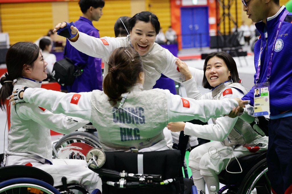 余翠怡、林嘉雯、汤雅婷、钟婉萍勇夺女子花剑团体赛银牌。照片由中国香港残疾人奥委会提供