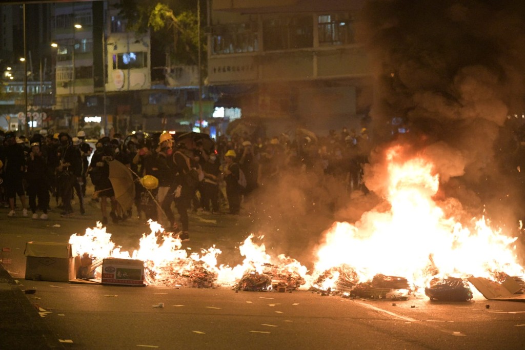 示威者大肆縱火破壞。資料圖片