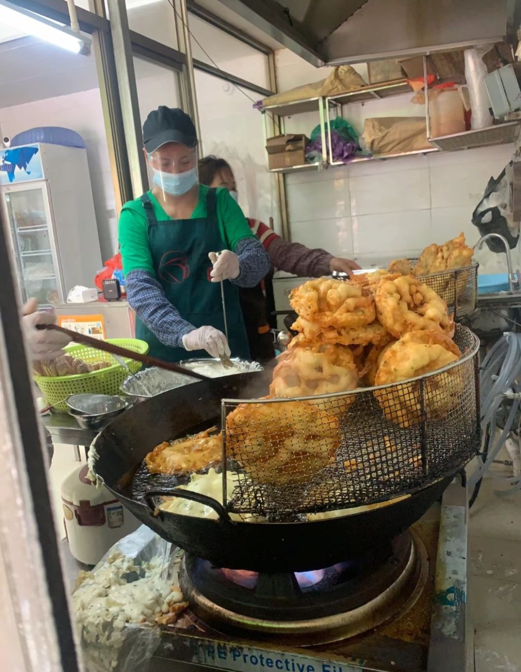 湛江必吃美食2024｜8. 二嫂蝦餅店 特色街頭小吃炸蝦餅，香脆鮮味。（圖片來源：小紅書＠腹詩書愛攝影）