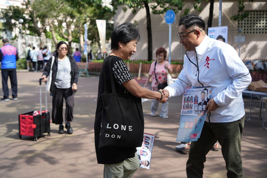 葉傲冬表示，曾任區議會主席，明白如何整合和統籌意見。