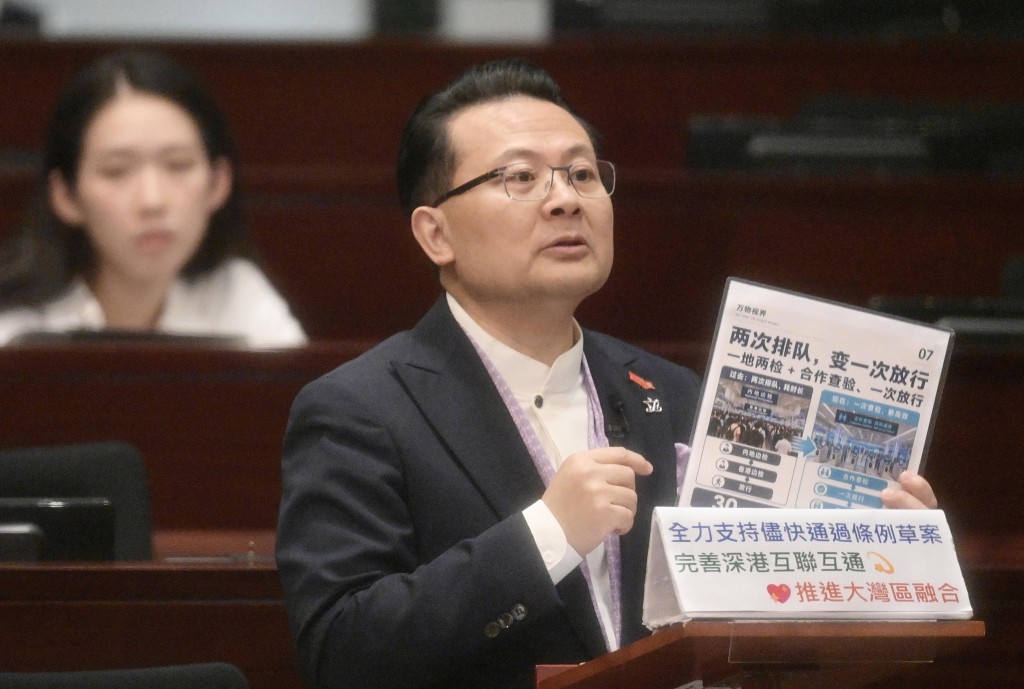 陳勇認為整體議員的普通話水平在溝通上肯定沒問題。 陳勇認為整體議員的普通話水平在溝通上肯定沒問題。