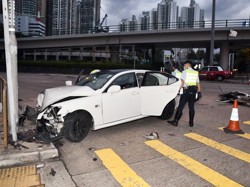 私家車車頭撞至嚴重損毀，泵把飛脫。