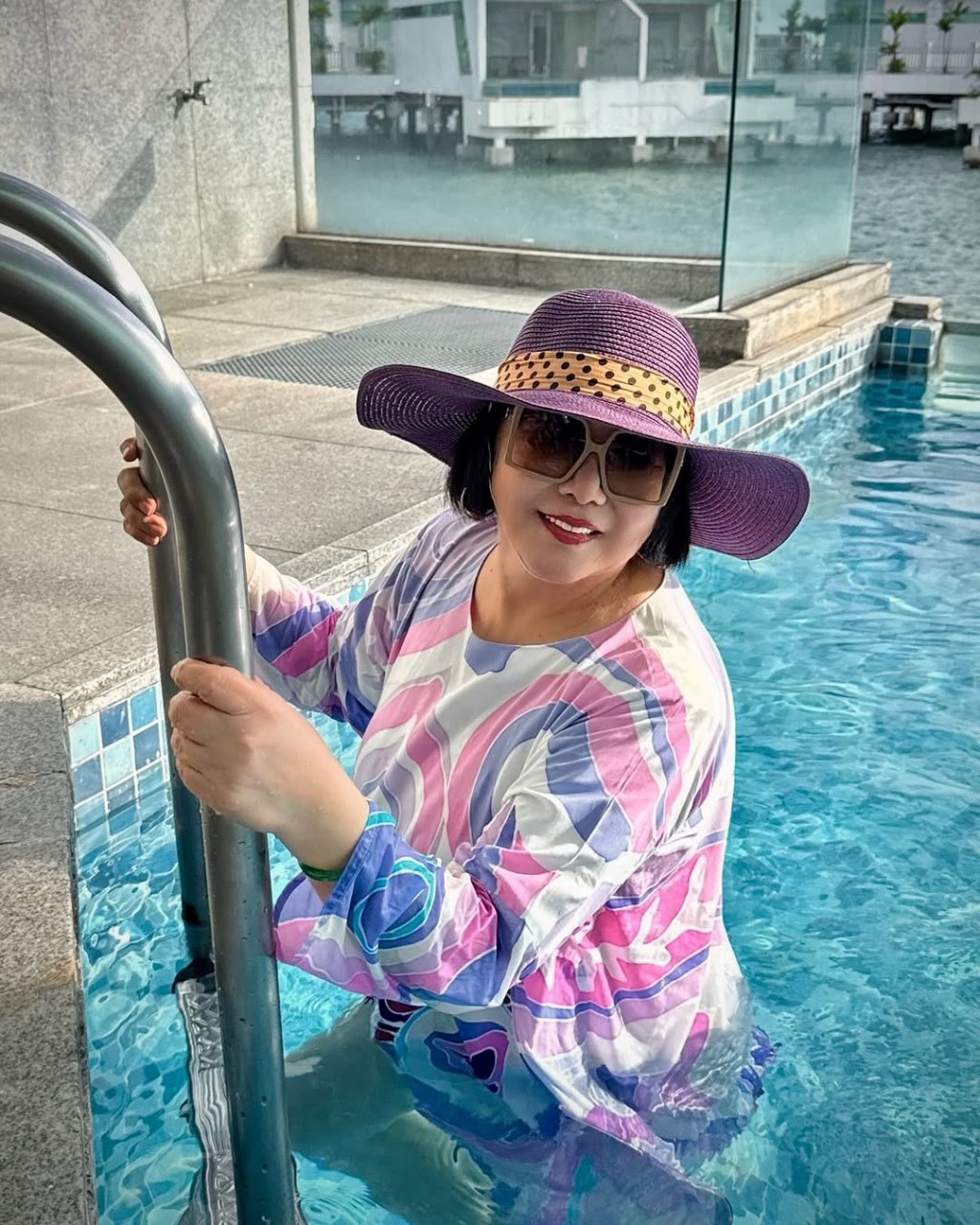 李司棋於馬來西亞入住靚酒店,於私人泳池罕落水擺甫士打卡。 李司棋於馬來西亞入住靚酒店,於私人泳池罕落水擺甫士打卡。