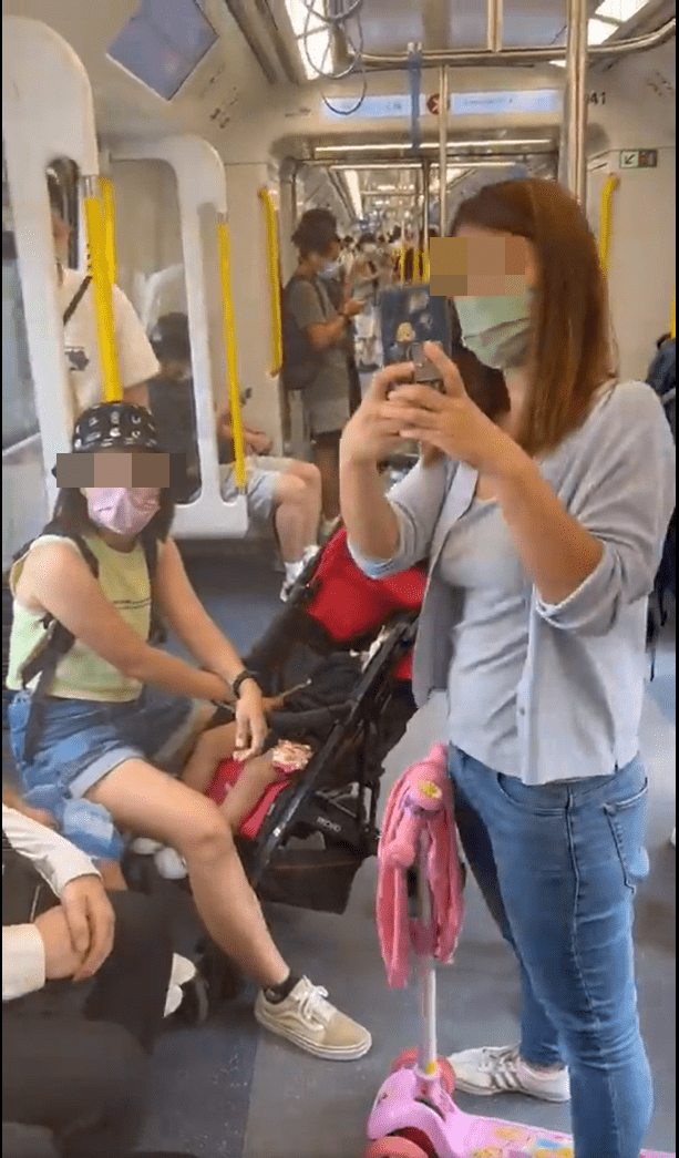两名妈妈批评在场乘客未有让座予小童。「大埔 TAI PO」FB