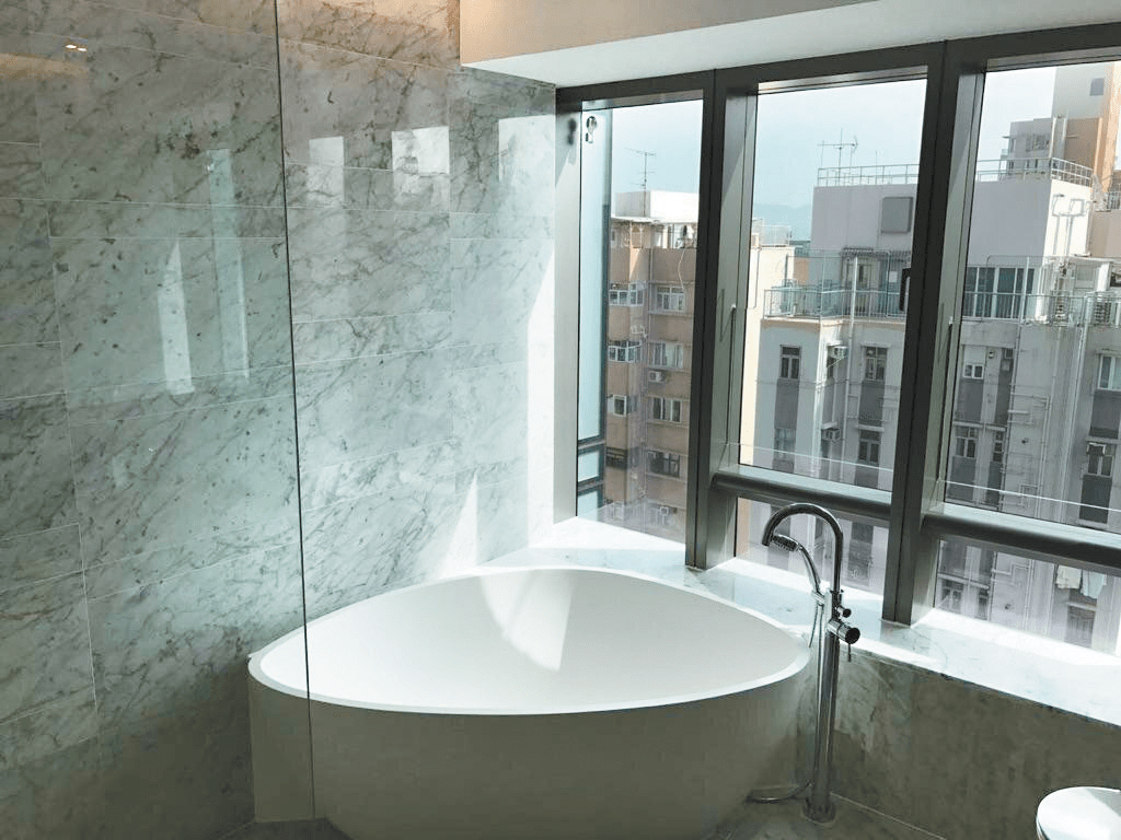 浴室靠窗放有獨立浴缸，可觀看著窗外美景浸浴。
