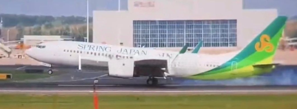 波音737机尾刮跑道狂冒烟。新京报