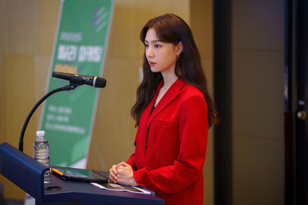 徐智慧飾演工作狂洪藝述。