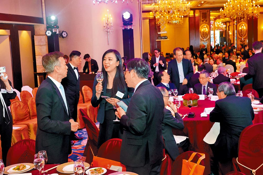 「香港中華職教社」成立典禮於港島香格里拉大酒店舉行，場面熱鬧。
