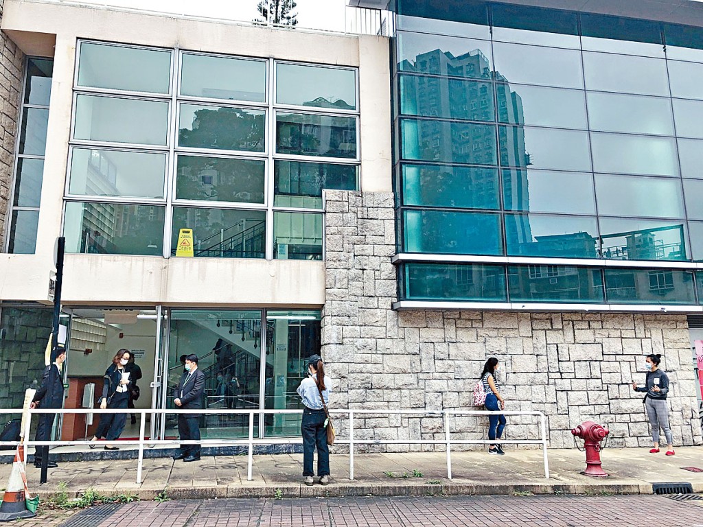 港大醫學院昨舉行畢業試第一科筆試,校方要求考生進入考場前須佩戴口罩及出示學生證。