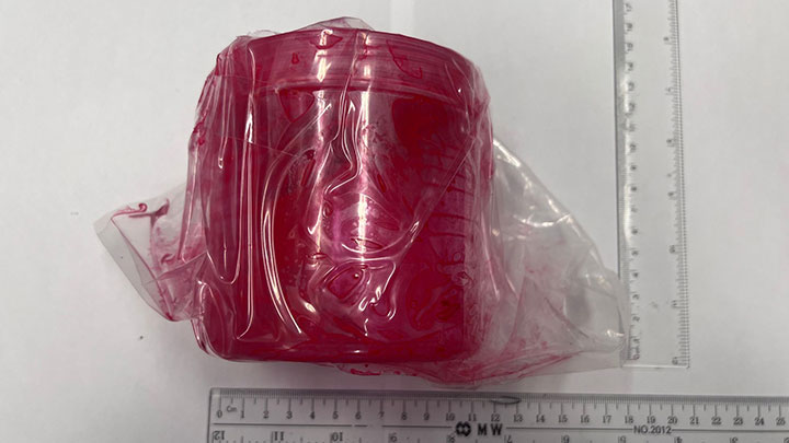 警方在被捕男子身上檢獲一罐紅油和追債字條。警方提供