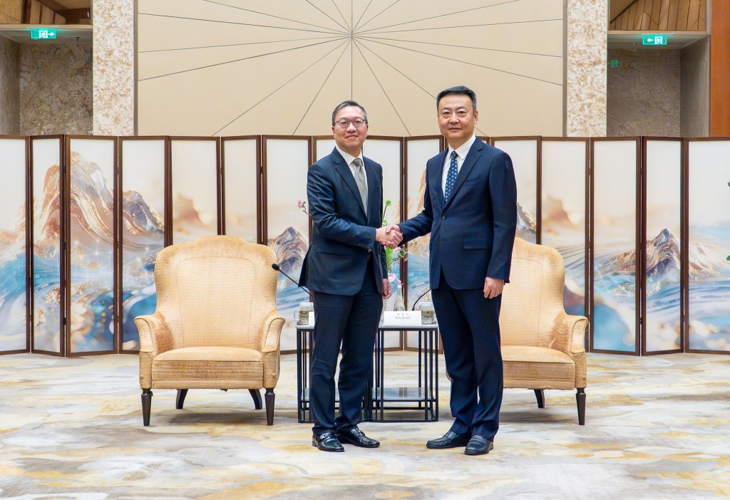林定國昨晚與浙江省副省長楊青玖就進一步推動浙港兩地法律服務及經貿合作深入交流。林定國FB圖片