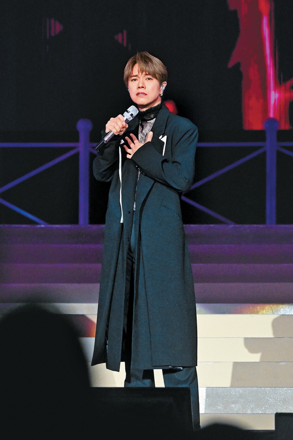 轩仔低调送暖，令收到现金的灾民非常感动。