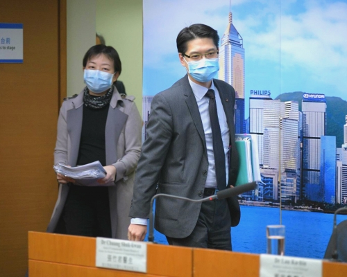 醫院管理局總行政經理(質素及標準)劉家獻(右)
