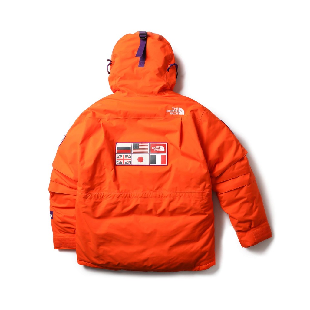 TAE穿越南极州复刻系列橙色大衣/$6,990/TF，背幅缀以不同的徽章装饰。