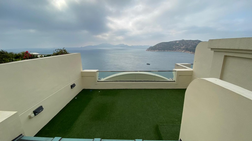 天台花園佔地約2070方呎，亦鋪有翠綠草皮。