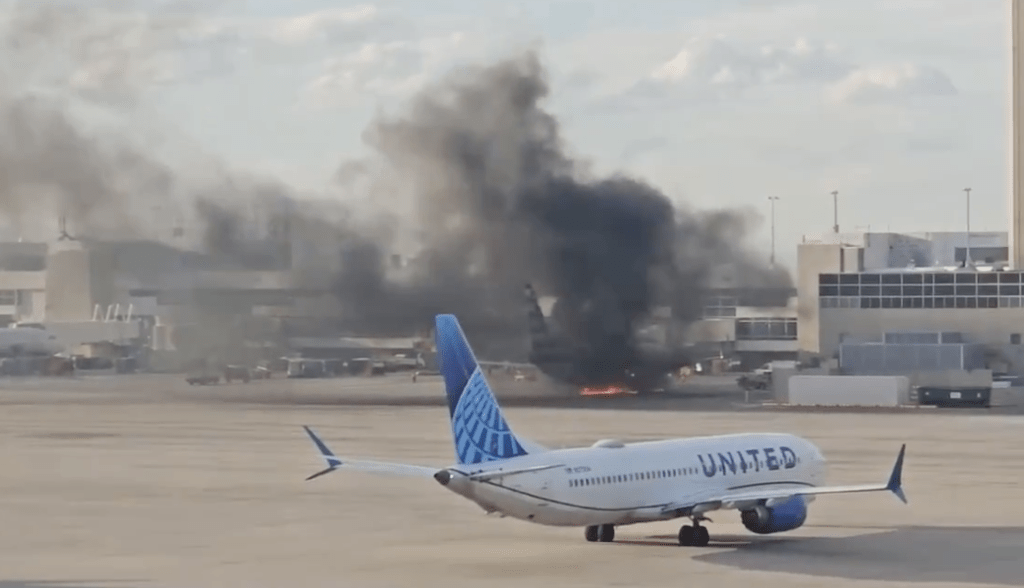 从网上影片可见，航机起火时冒出滚滚黑烟。影片截图 X@ArtCandee