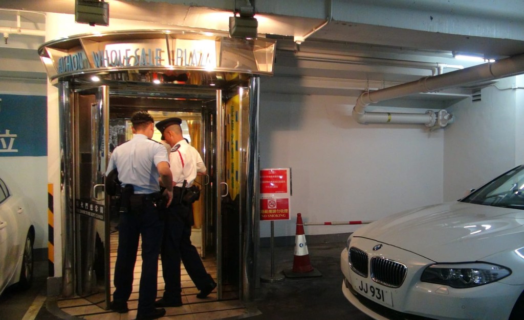 兩名兇徒沿此出口逃離現場。 林思明攝