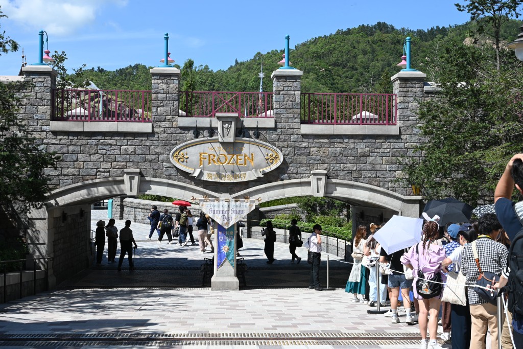 作为全球首个以《魔雪奇缘》（Frozen）作主题的迪士尼园区，园区分为「阿德尔小镇」及「阿德尔森林」两个部分，真实还原电影场景。