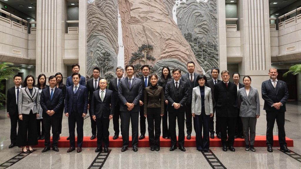 香港大律師公會訪京團與最高人民法院副院長高曉力（前排左六）合照。（前排左五）公會主席毛樂禮、（前排右五）公會副主席許紹鼎。