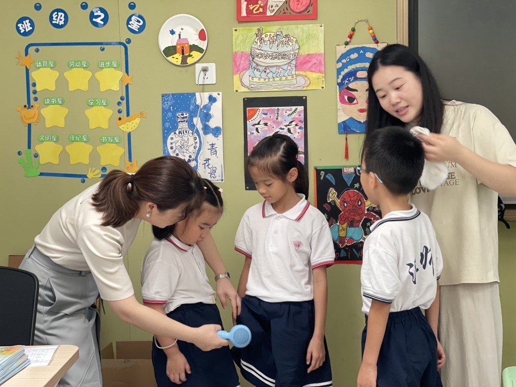 学童冒雨回到学校，老师首先要帮他们吹乾衣服。　网图