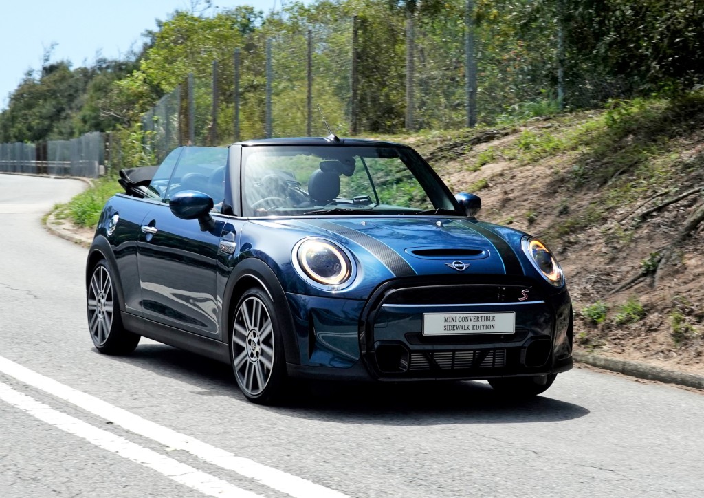 Sidewalk Edition車身噴上專用銀底寶藍色。