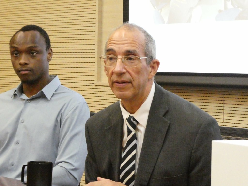 贝大为（右）表示，近年本港报读公共衞生相关课程的人数呈上升趋势。欧文瀚摄