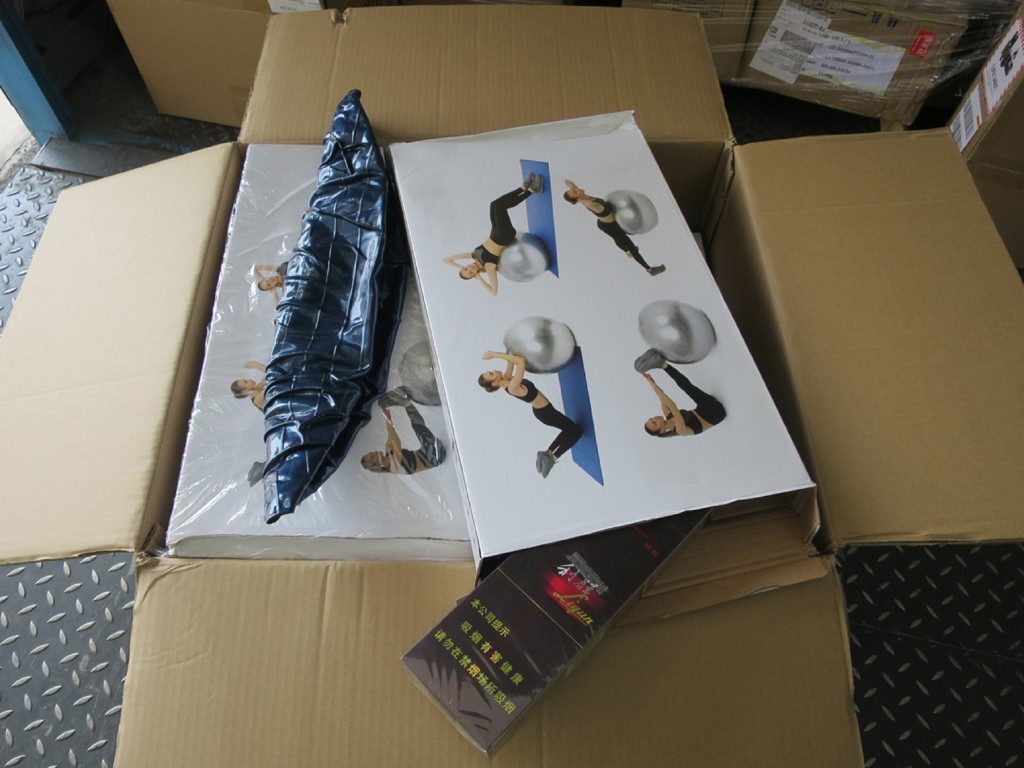 深圳灣管制站檢獲並收藏在瑜伽球包裝盒內的懷疑私煙。