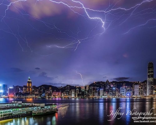 「維港夜空旱天雷」獲選世界氣象組織（WMO）震撼攝影比賽最佳照片之一。潘志良作品