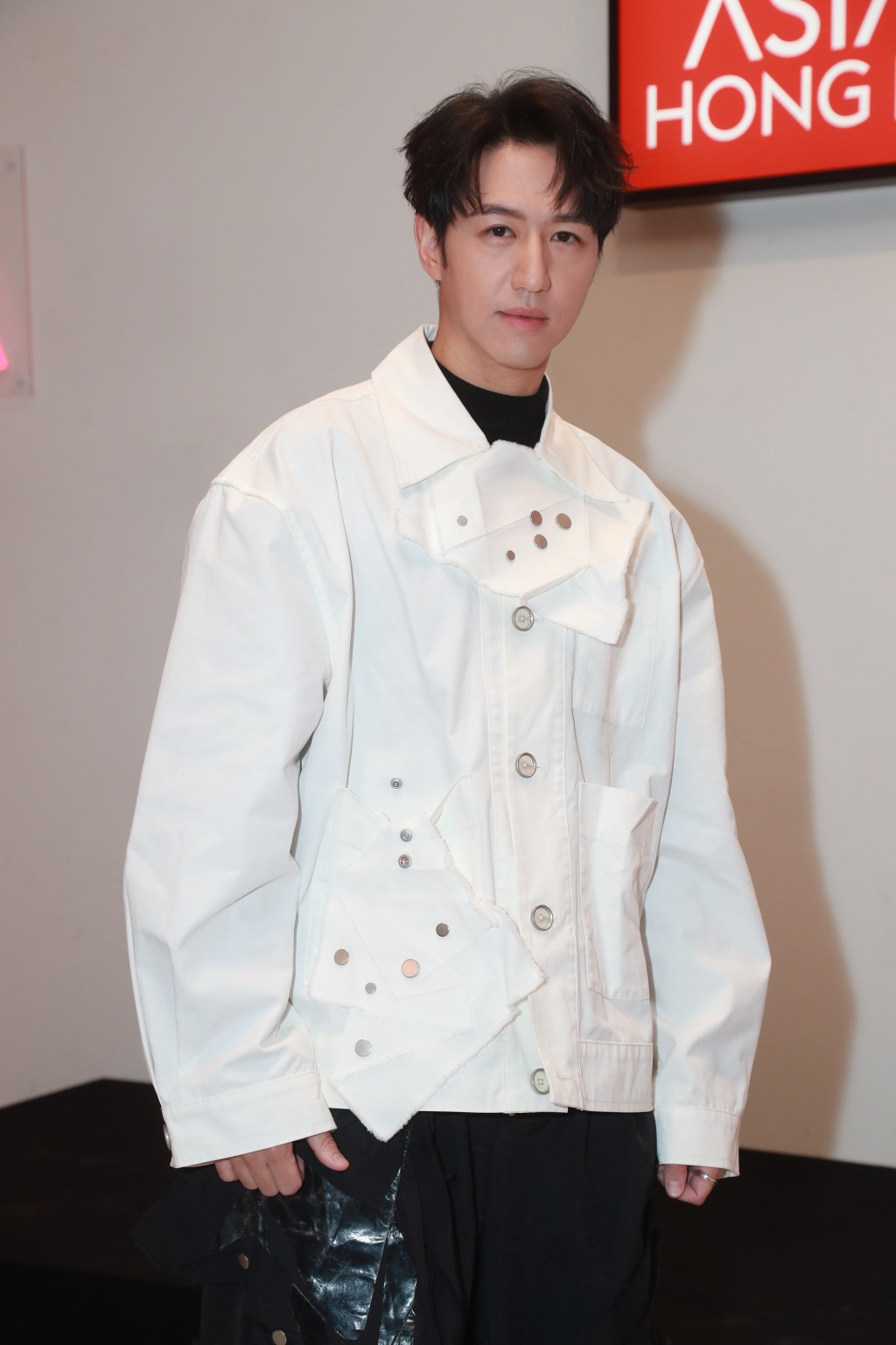 馮允謙身穿香港時裝設計師的作品亮相。