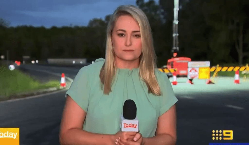 女记者在Today Show Australia中直播报道洪水灾情。