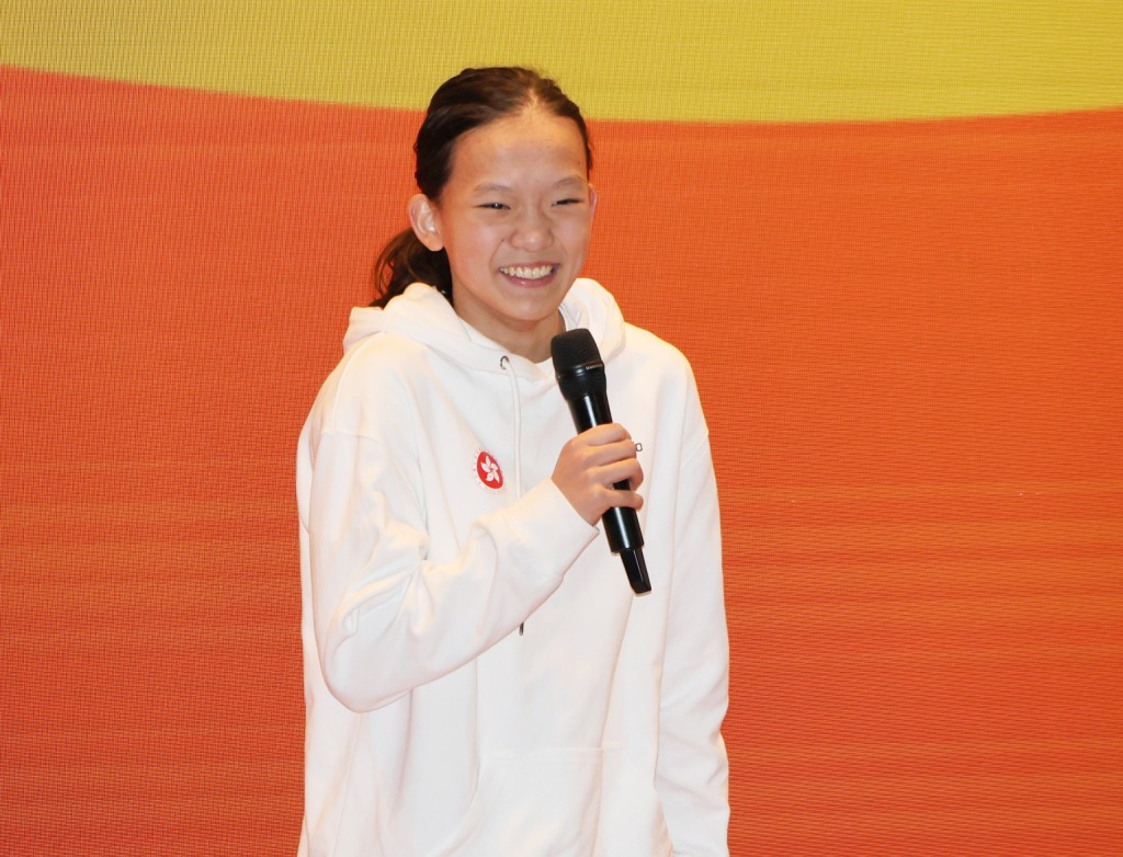 年僅13歲的高嘉蓮奪「最佳新秀女泳員」獎。徐嘉華攝 年僅13歲的高嘉蓮奪「最佳新秀女泳員」獎。徐嘉華攝