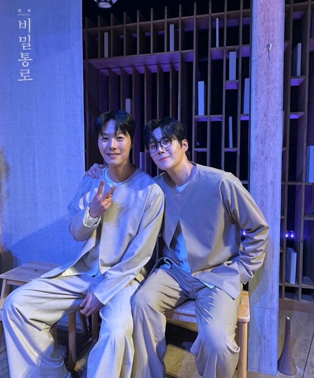 二人穿上同色同款戲服，在劇中扮演兩名失憶者。