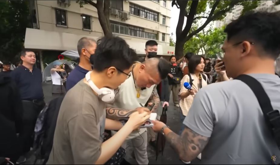 「館長」在上海不斷有民眾找他合照或交談。Youtube