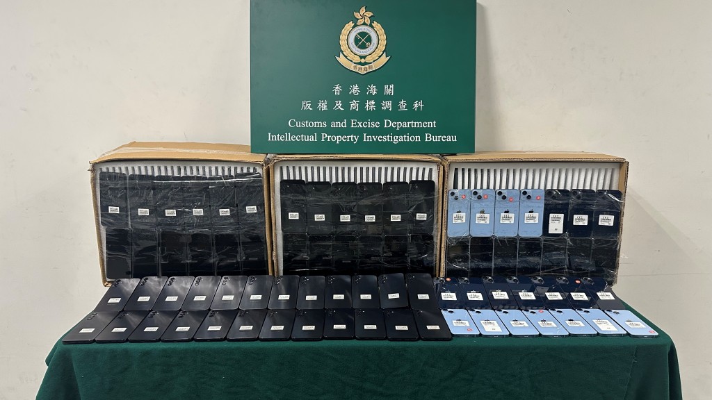 海關查港珠澳大橋入境貨車 檢獲逾千部冒牌手機拘司機。海關圖片