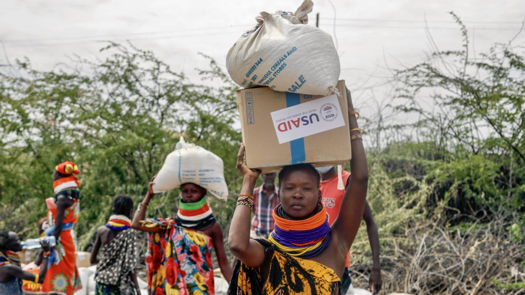 肯亞北部圖爾卡納地區居民領取美國國際開發署（USAID）分發的食物。 美聯社