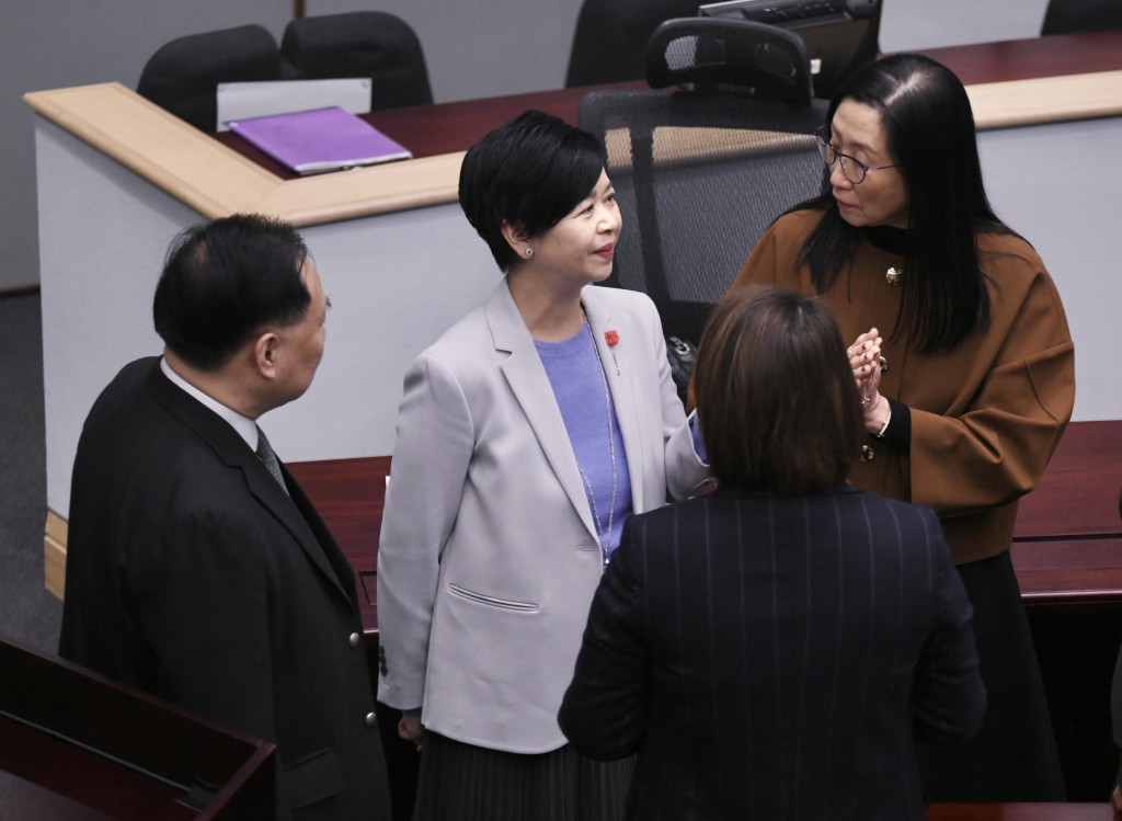 多名委員關注宏福苑安置對房委會財政的影響。