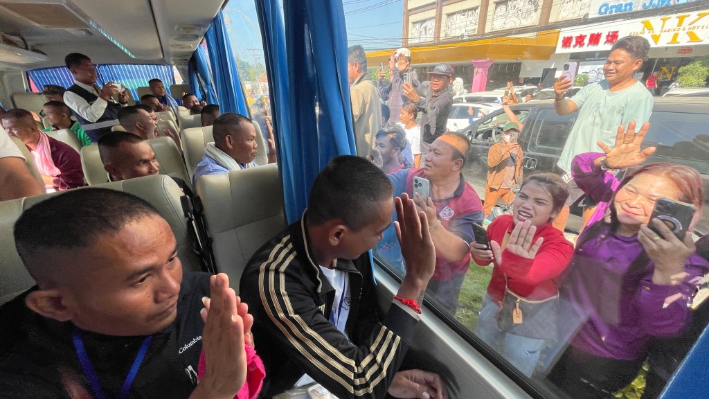 被俘柬埔寨士兵過境回國，受到軍民熱烈歡迎。 美聯社